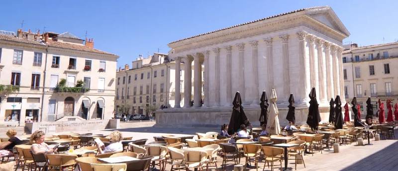 nimes place maison carrée