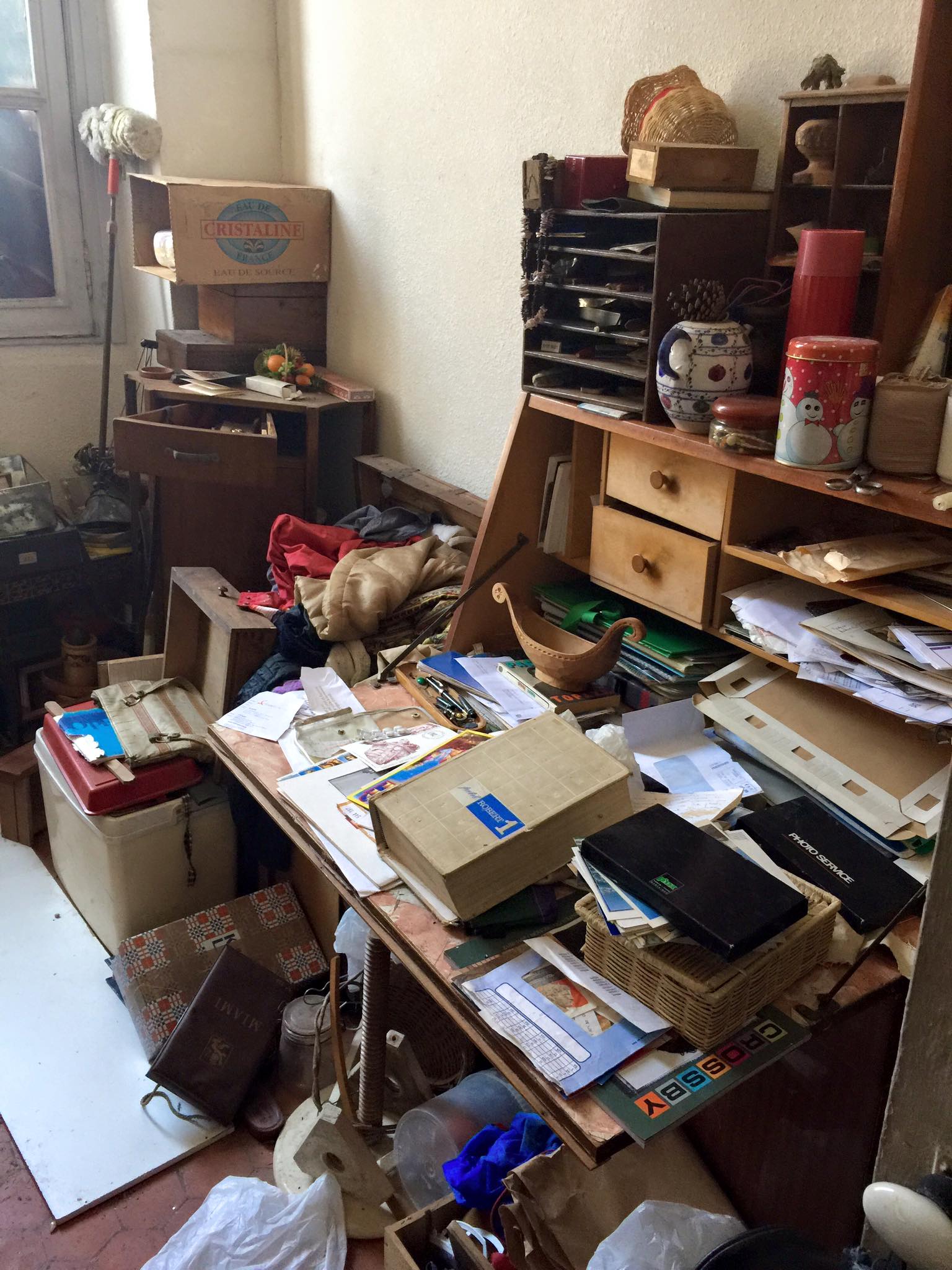 bureau encombré à débarrasser