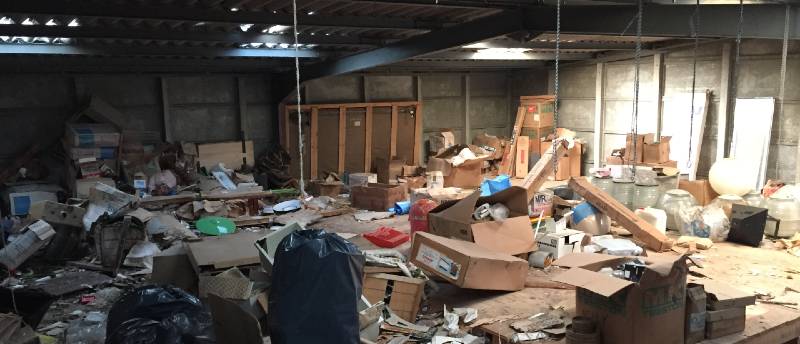 Entrepôt encombré d'une entreprise à vider