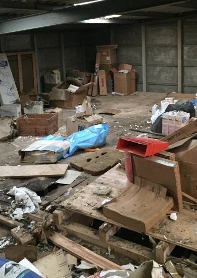 entrepot entreprise laisser à l'abandon