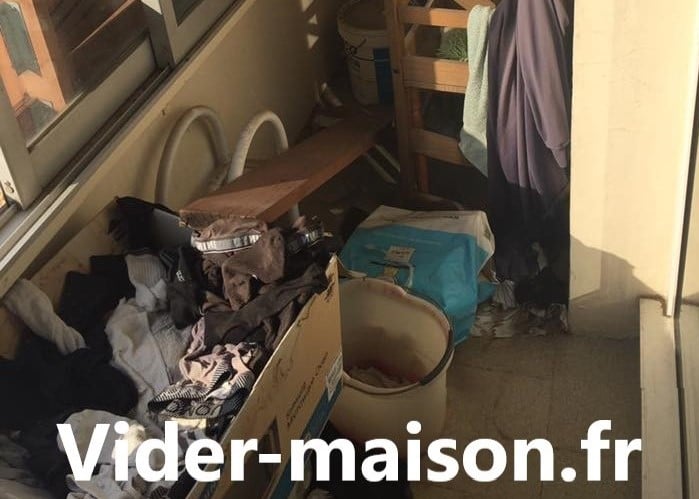 Balcon encombré avant intervention de vider-maison.fr